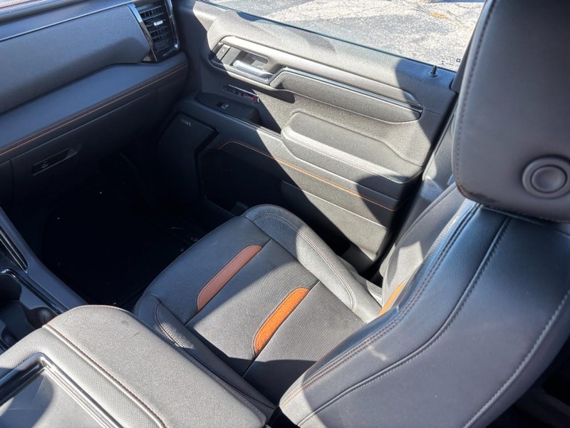 GMC Sierra 1500 Vehicle Full-screen Gallery Image 14