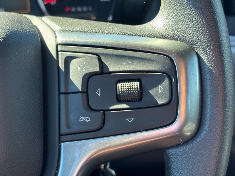 Chevrolet Silverado 1500 Vehicle Full-screen Gallery Image 18