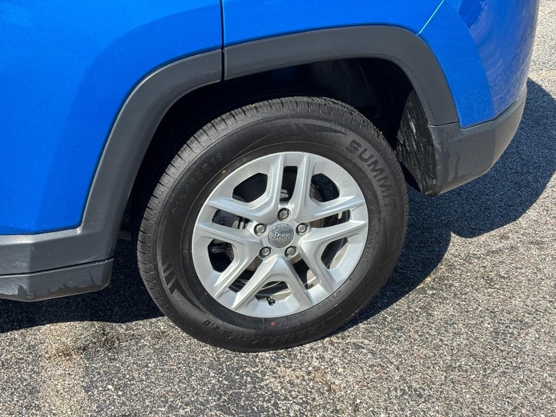 Jeep Compass Vehicle Full-screen Gallery Image 09