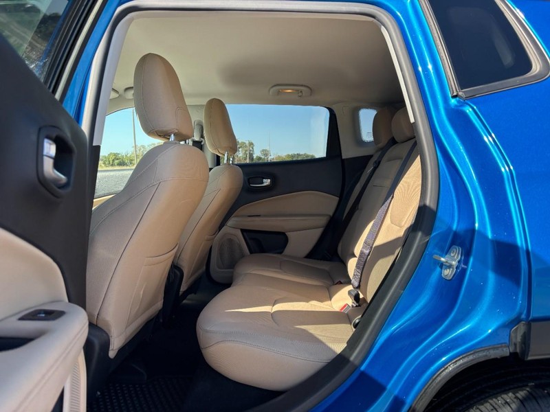 Jeep Compass Vehicle Full-screen Gallery Image 10