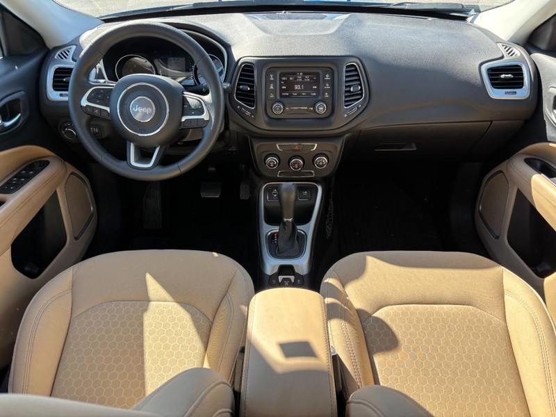 Jeep Compass Vehicle Full-screen Gallery Image 11