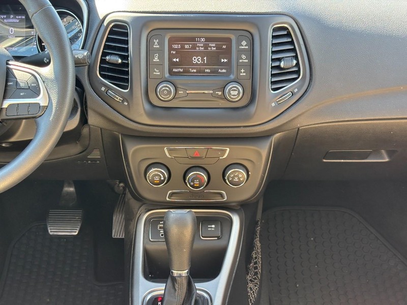 Jeep Compass Vehicle Full-screen Gallery Image 13
