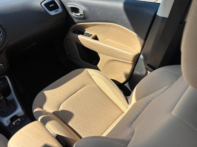 Jeep Compass Vehicle Full-screen Gallery Image 14