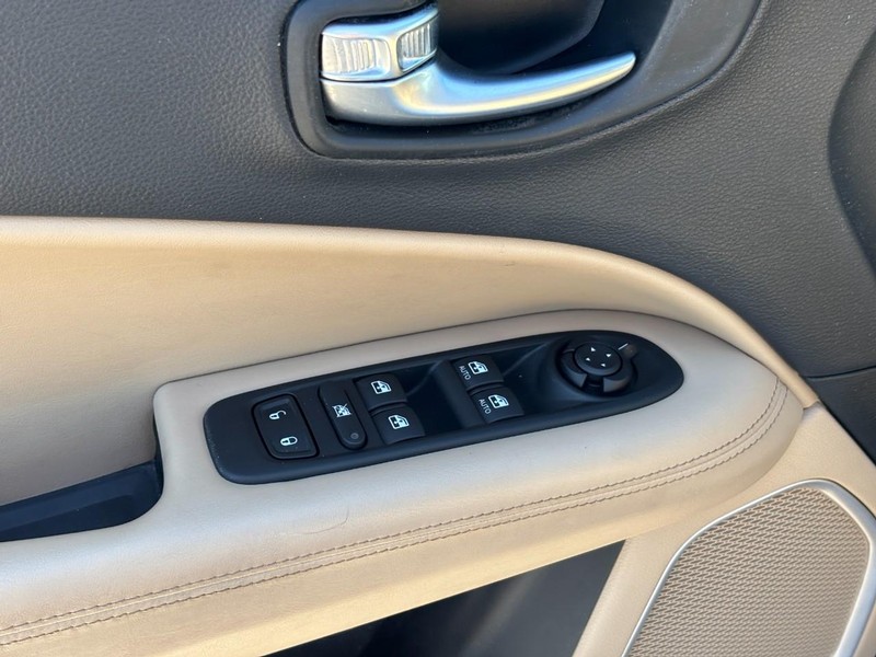Jeep Compass Vehicle Full-screen Gallery Image 16