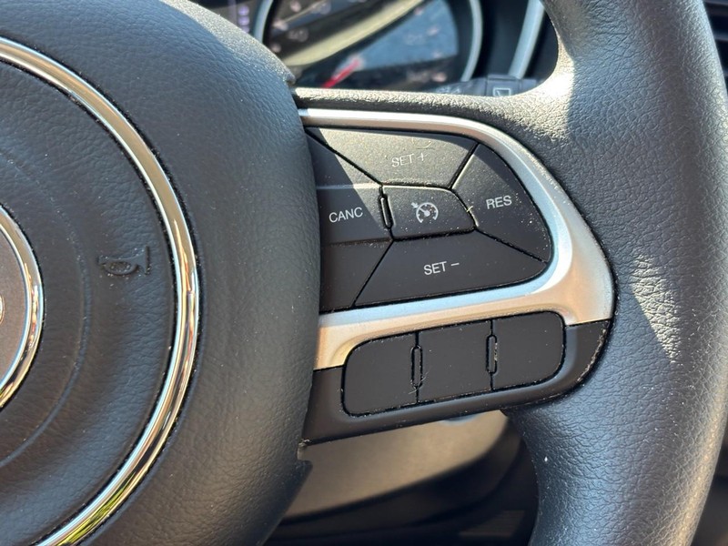 Jeep Compass Vehicle Full-screen Gallery Image 18