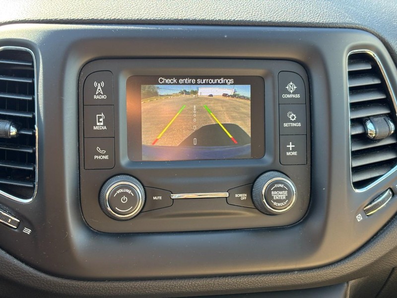 Jeep Compass Vehicle Full-screen Gallery Image 21
