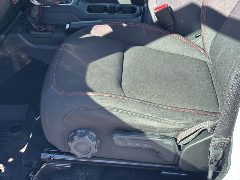 Jeep Wrangler Vehicle Full-screen Gallery Image 15