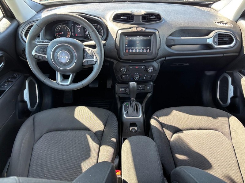 Jeep Renegade Vehicle Full-screen Gallery Image 11
