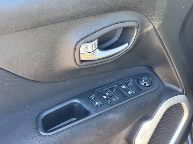 Jeep Renegade Vehicle Full-screen Gallery Image 16