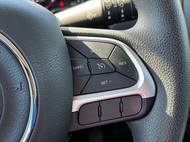Jeep Renegade Vehicle Full-screen Gallery Image 18