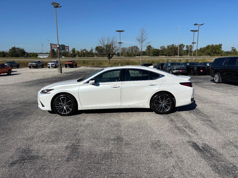 Lexus ES Vehicle Full-screen Gallery Image 02