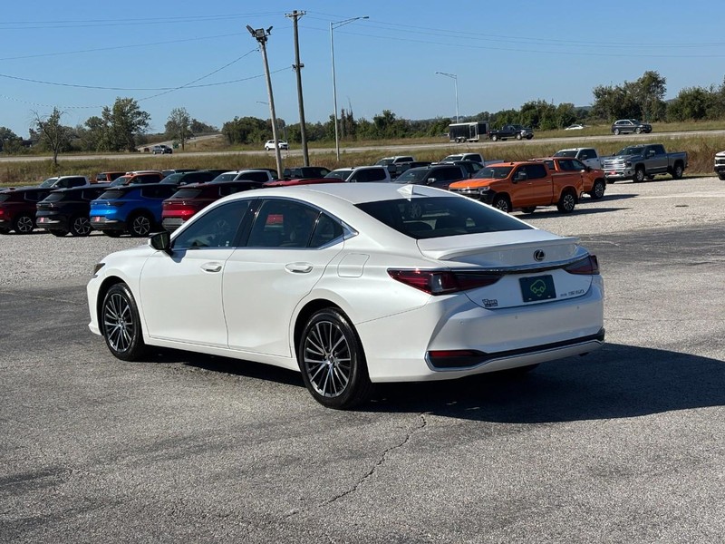 Lexus ES Vehicle Full-screen Gallery Image 03