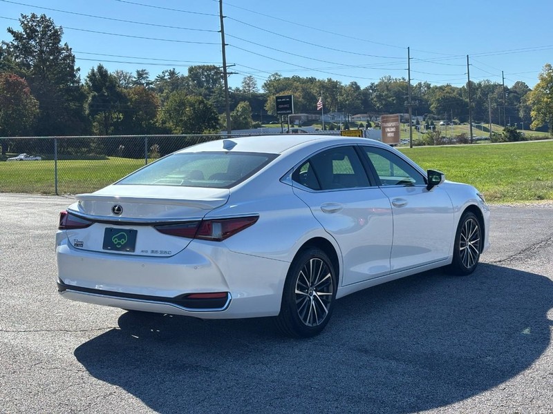 Lexus ES Vehicle Full-screen Gallery Image 05