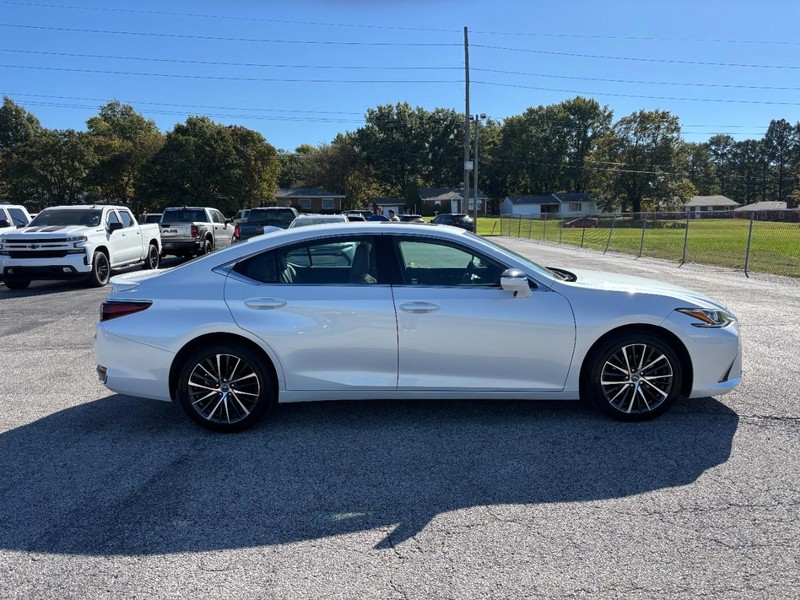 Lexus ES Vehicle Full-screen Gallery Image 06