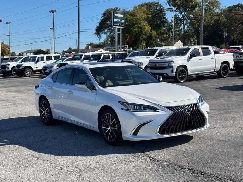 Lexus ES Vehicle Full-screen Gallery Image 07