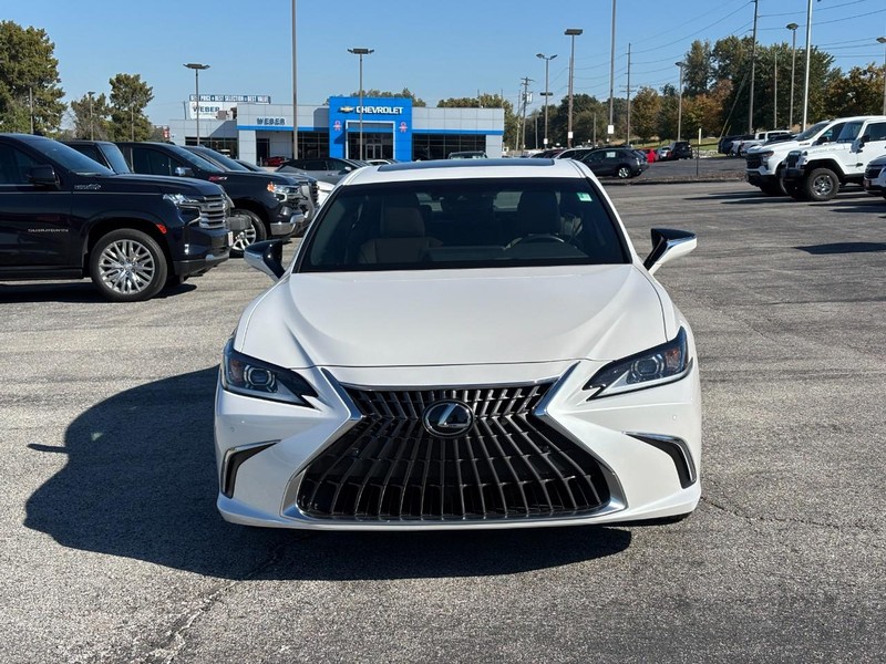 Lexus ES Vehicle Full-screen Gallery Image 08