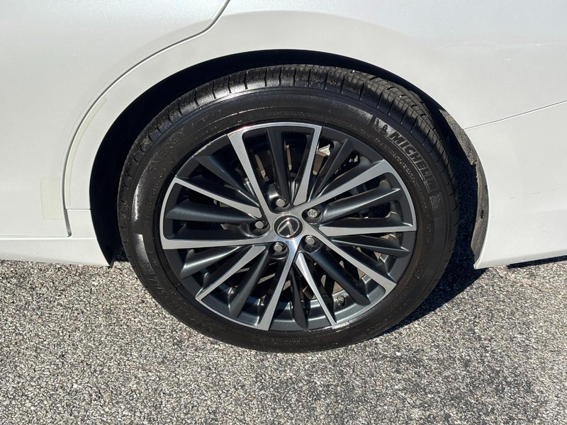 Lexus ES Vehicle Full-screen Gallery Image 09