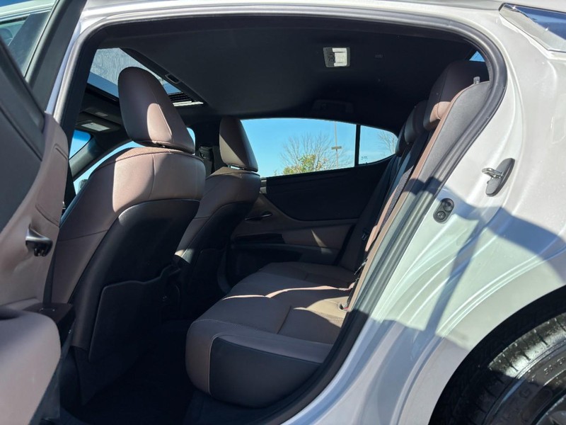 Lexus ES Vehicle Full-screen Gallery Image 10