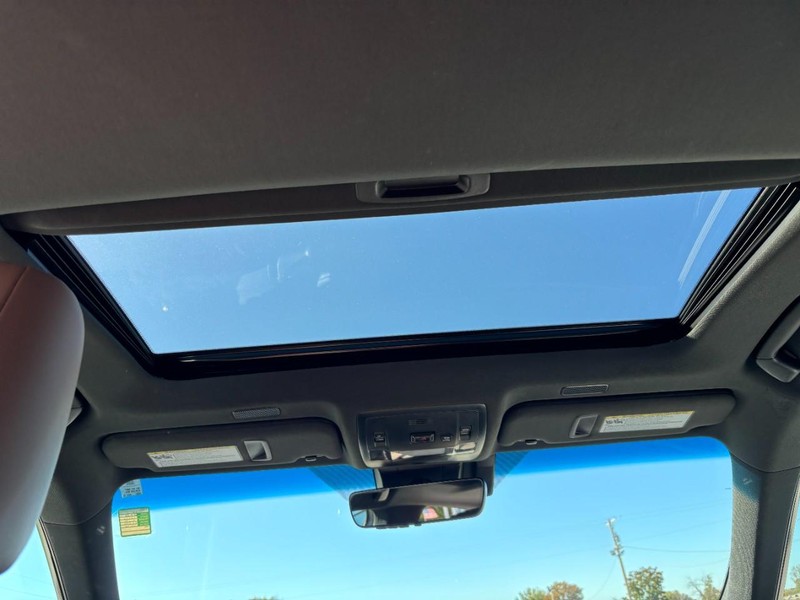 Lexus ES Vehicle Full-screen Gallery Image 11