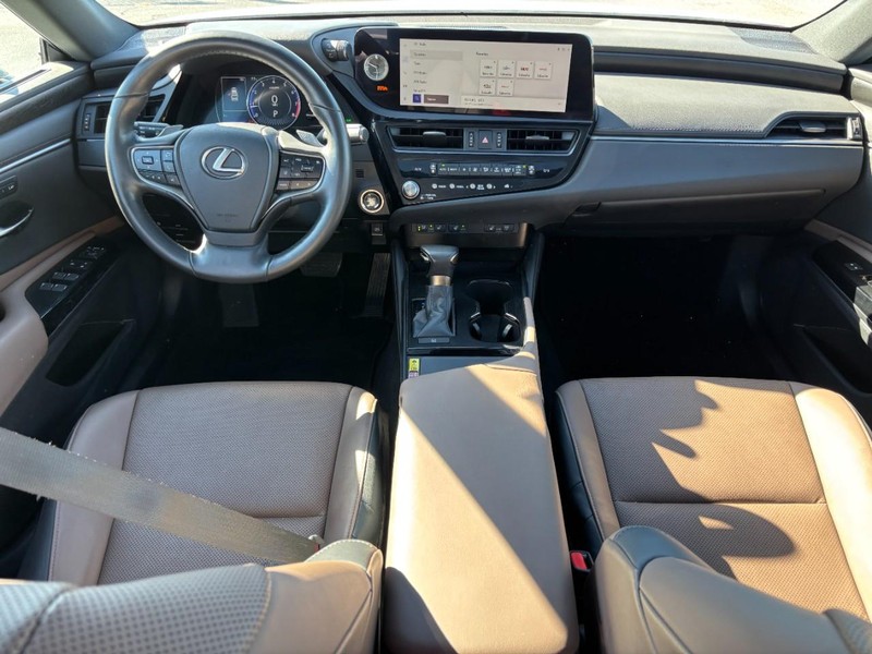 Lexus ES Vehicle Full-screen Gallery Image 12