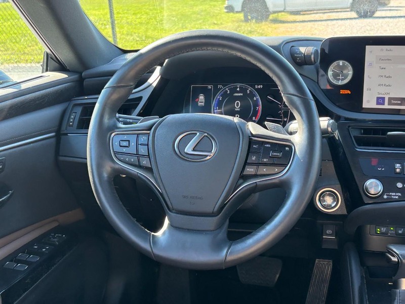 Lexus ES Vehicle Full-screen Gallery Image 13
