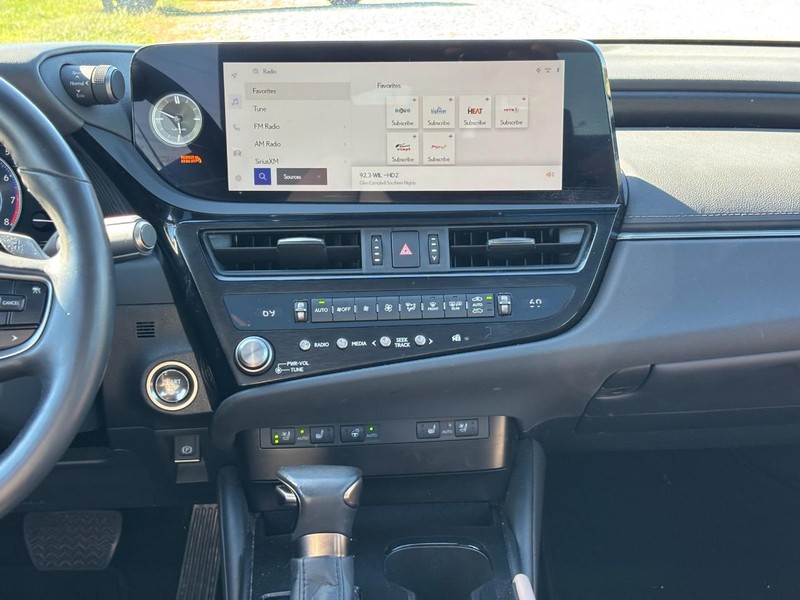 Lexus ES Vehicle Full-screen Gallery Image 14