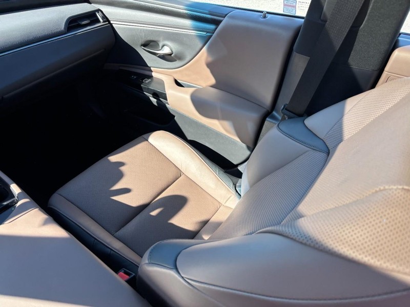 Lexus ES Vehicle Full-screen Gallery Image 15