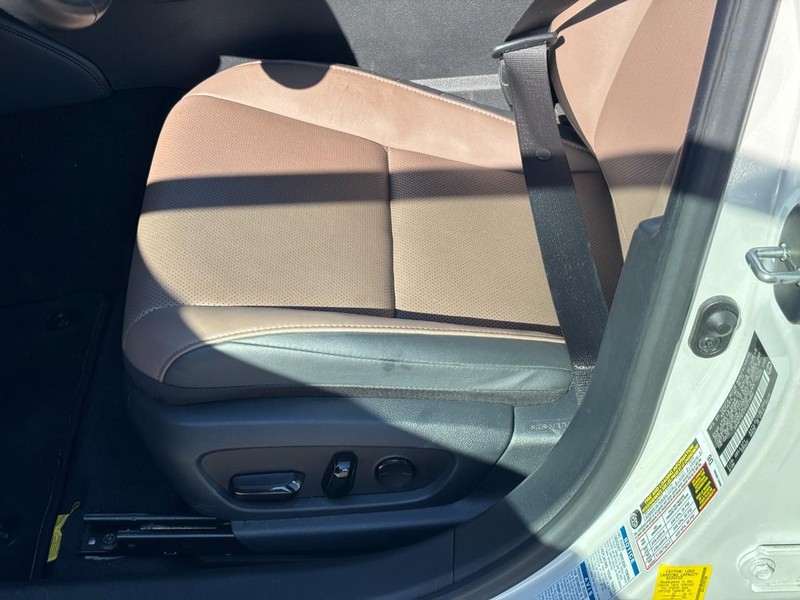 Lexus ES Vehicle Full-screen Gallery Image 16