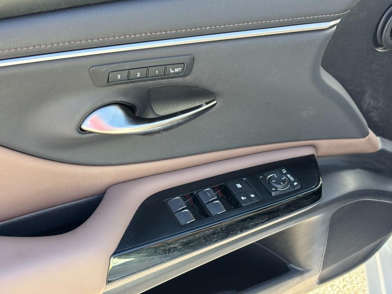 Lexus ES Vehicle Full-screen Gallery Image 17