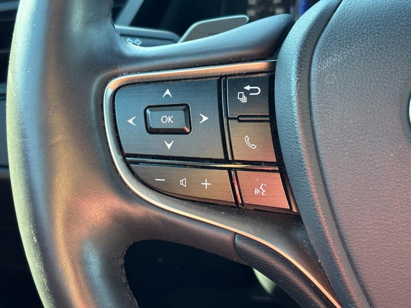 Lexus ES Vehicle Full-screen Gallery Image 18