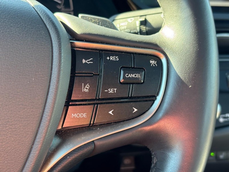 Lexus ES Vehicle Full-screen Gallery Image 19
