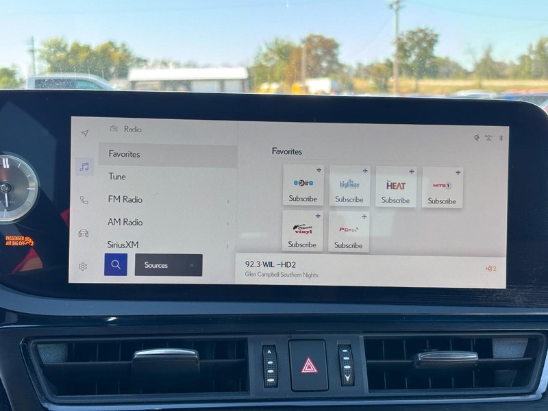 Lexus ES Vehicle Full-screen Gallery Image 21