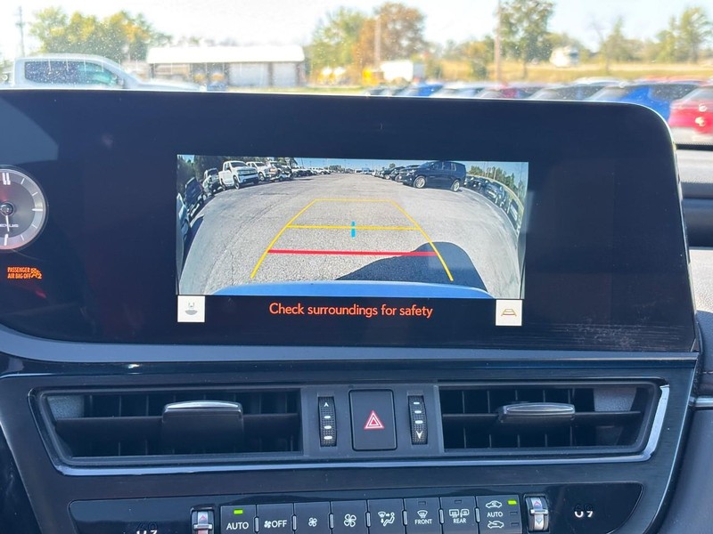Lexus ES Vehicle Full-screen Gallery Image 22
