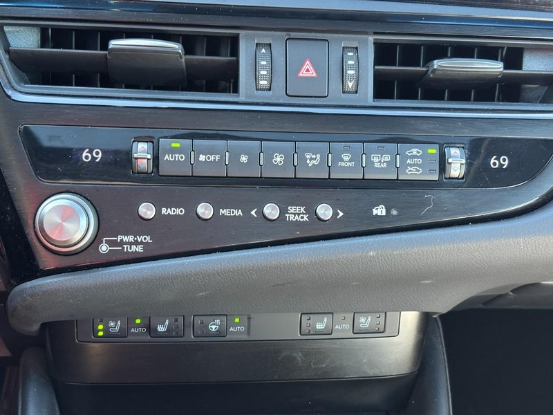 Lexus ES Vehicle Full-screen Gallery Image 23
