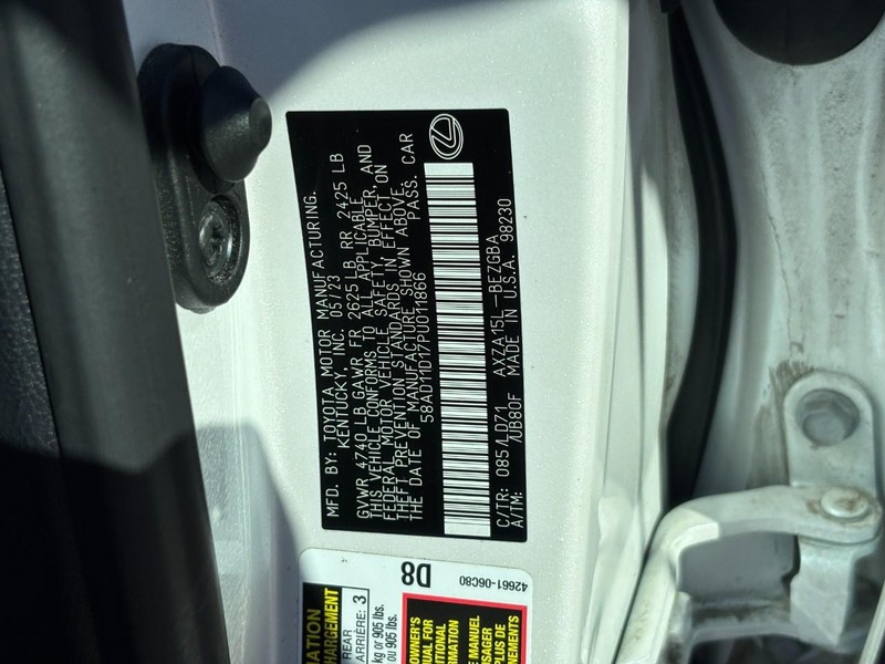 Lexus ES Vehicle Full-screen Gallery Image 24