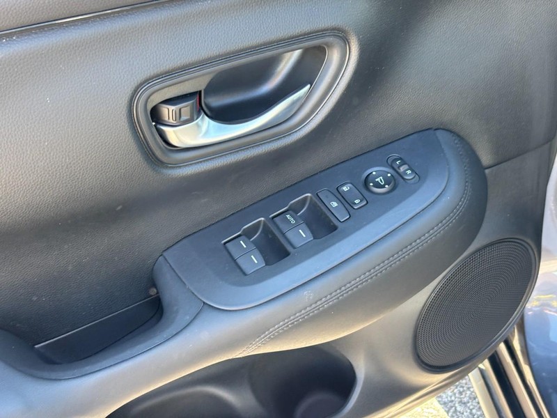Honda HR-V Vehicle Full-screen Gallery Image 16