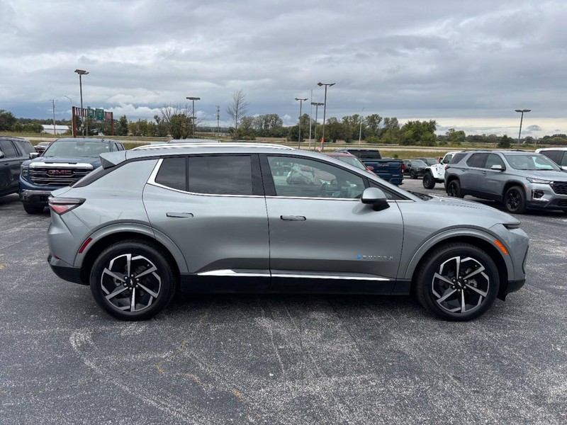 Chevrolet Equinox EV Vehicle Full-screen Gallery Image 06