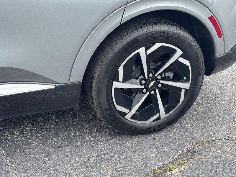 Chevrolet Equinox EV Vehicle Full-screen Gallery Image 09