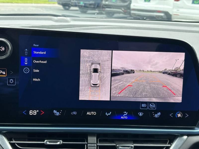 Chevrolet Equinox EV Vehicle Full-screen Gallery Image 22