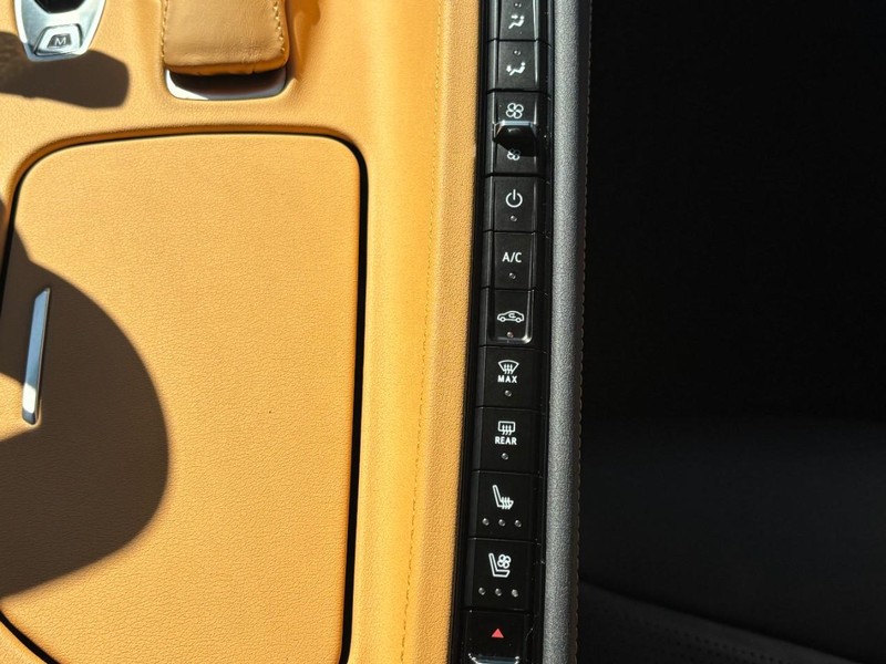 Chevrolet Corvette Vehicle Full-screen Gallery Image 22