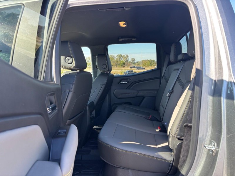 Chevrolet Colorado Vehicle Full-screen Gallery Image 10