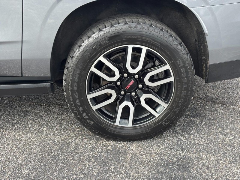 GMC Yukon XL Vehicle Full-screen Gallery Image 09