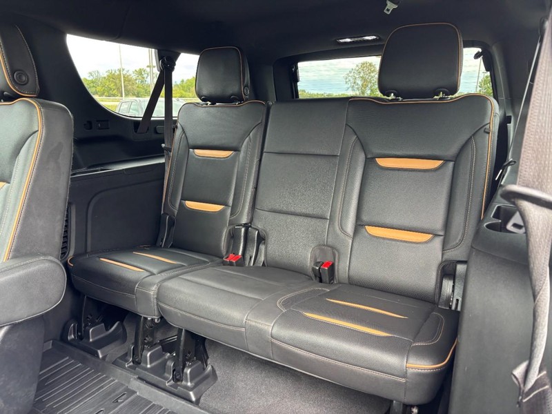 GMC Yukon XL Vehicle Full-screen Gallery Image 10