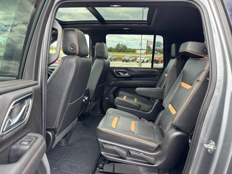GMC Yukon XL Vehicle Full-screen Gallery Image 11