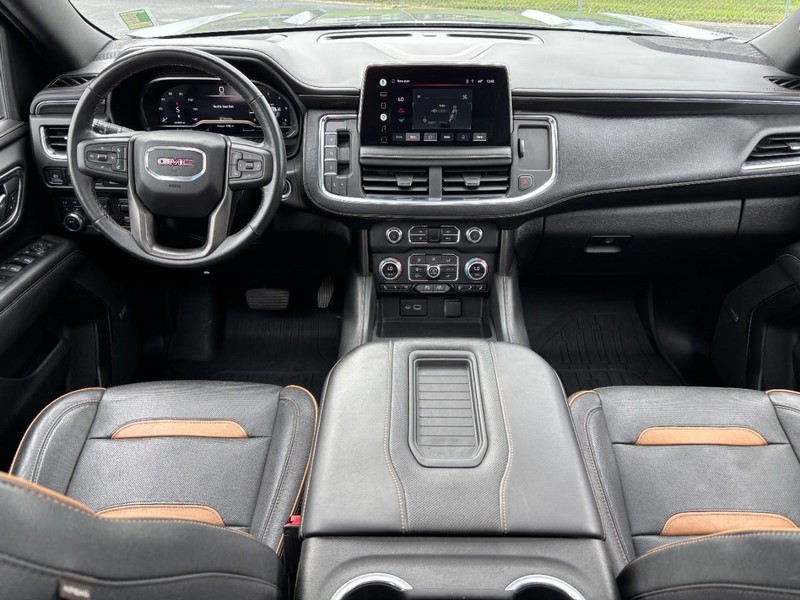 GMC Yukon XL Vehicle Full-screen Gallery Image 12