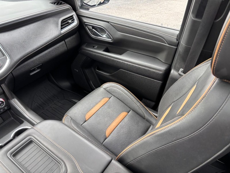 GMC Yukon XL Vehicle Full-screen Gallery Image 15