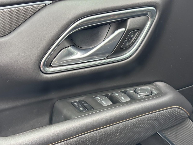 GMC Yukon XL Vehicle Full-screen Gallery Image 17