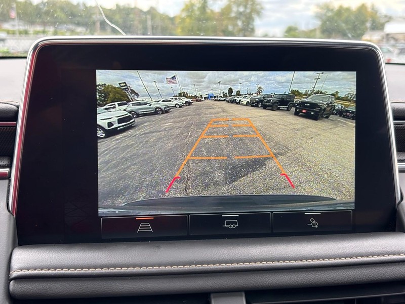GMC Yukon XL Vehicle Full-screen Gallery Image 23