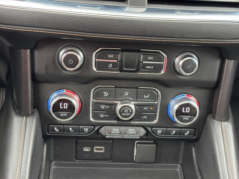 GMC Yukon XL Vehicle Full-screen Gallery Image 24