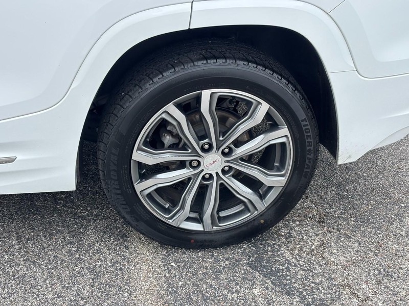 GMC Terrain Vehicle Full-screen Gallery Image 09
